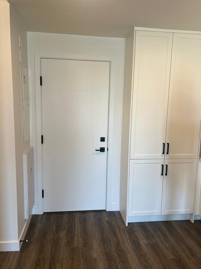 Building Photo - 350-2350 Livingston Common NE