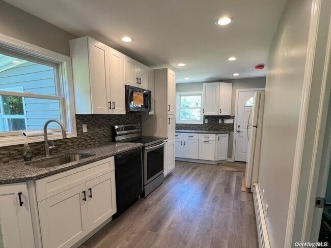 Photo - 253 E 17th St