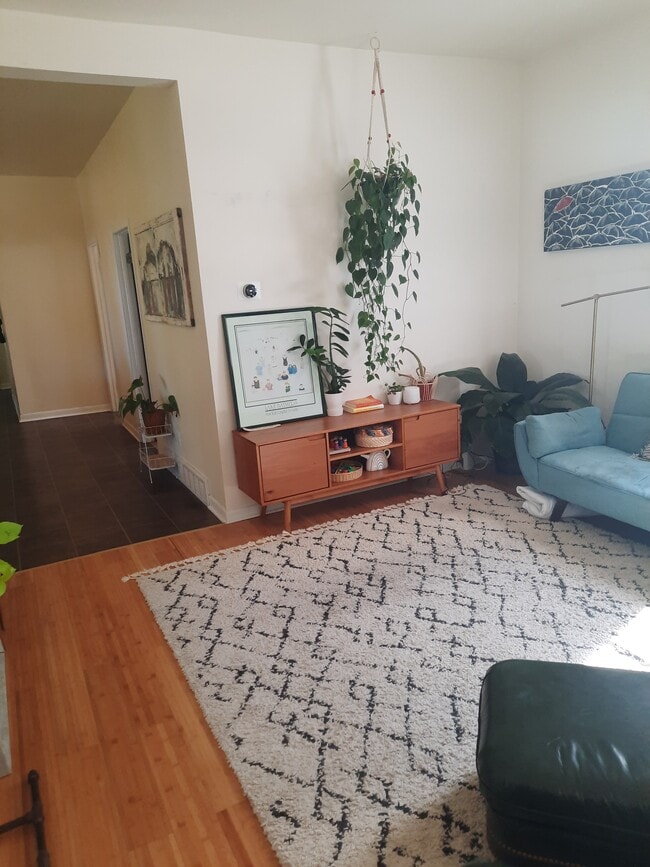 Photo - 839 E John St Unit Lower