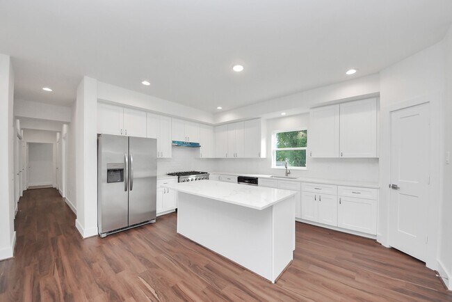 Photo - 611 E 39th St