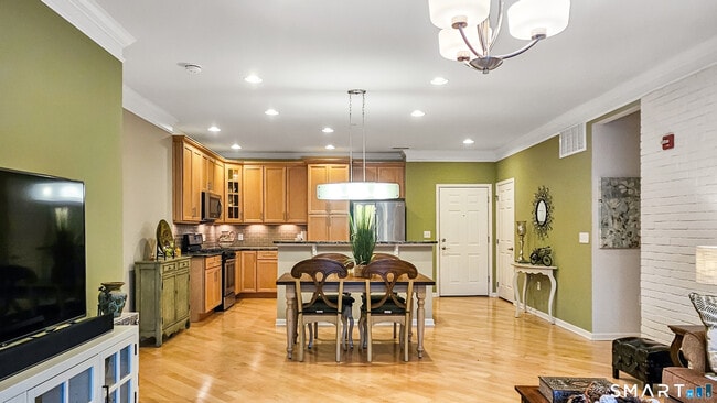 Building Photo - 203 Center Meadow Ln Unit 203