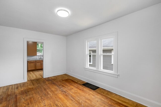 Photo - 2212 Snyder Ave NE