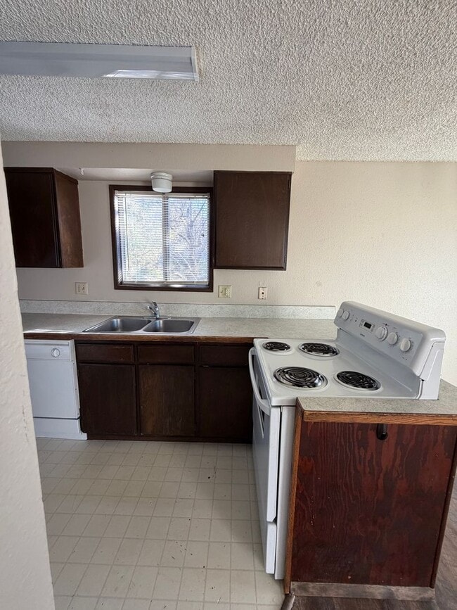 Building Photo - 2BD/1BA with W/D Hookups | LVP Flooring | Water/Sewer/Garbage Included (Moyina Heights)