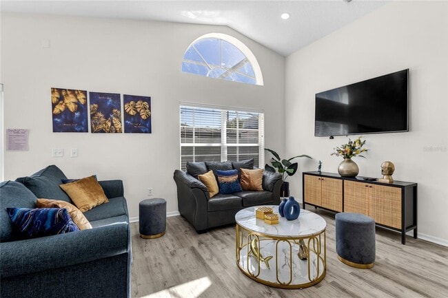 Photo - 458 Hollinghead Loop