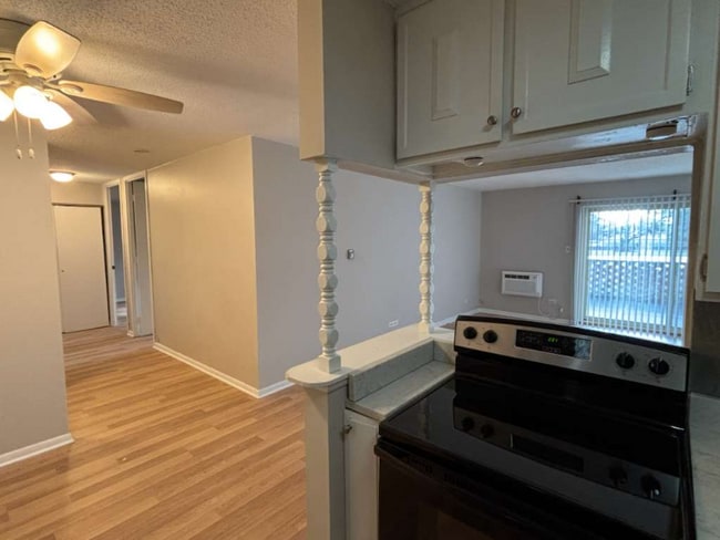 Photo - 16 E Old Willow Rd