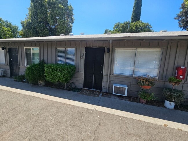 Building Photo - 1 Bedroom 1 Bath Triplex Unit #2