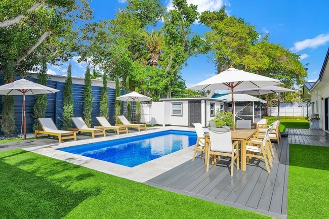 Building Photo - 3210 Palm Dr