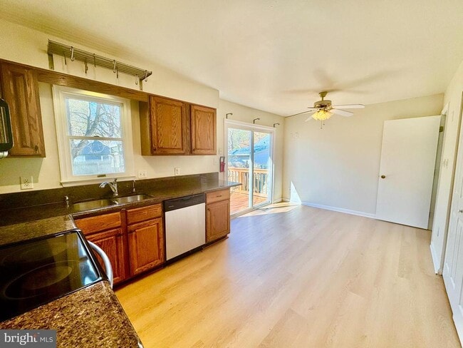 Photo - 1193 Maple Ave