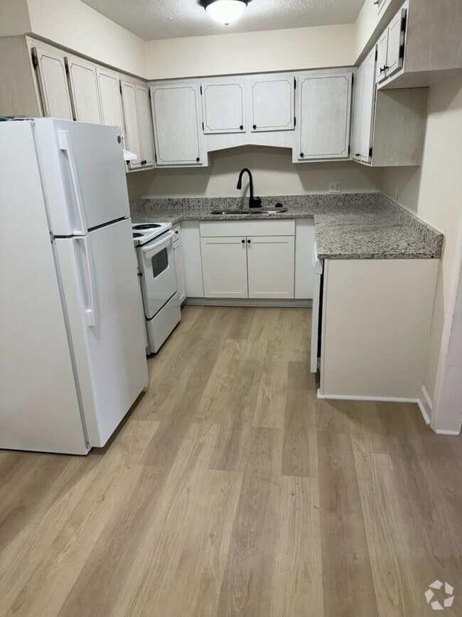 Building Photo - Two Bedroom 1 Bath Unit 318D Rental