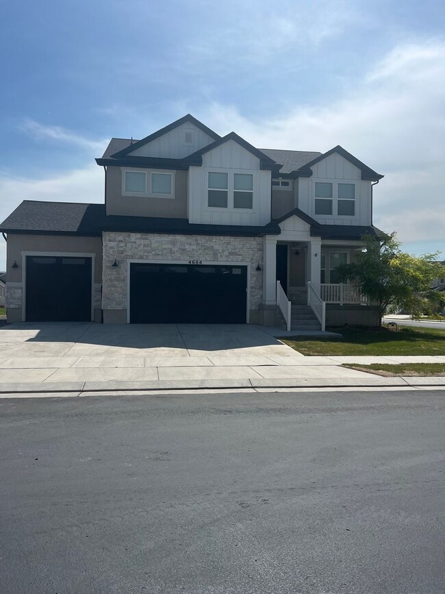 Building Photo - Three Bed, Two and Half Bath Home in Eagle Mountain