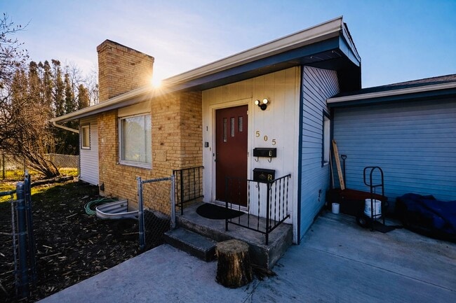 Building Photo - 505 W C St Unit 505 West C Street - 1