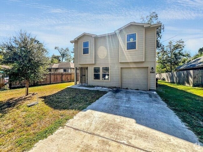 Building Photo - Beautiful 3-Bedroom Home with Fenced Backy...