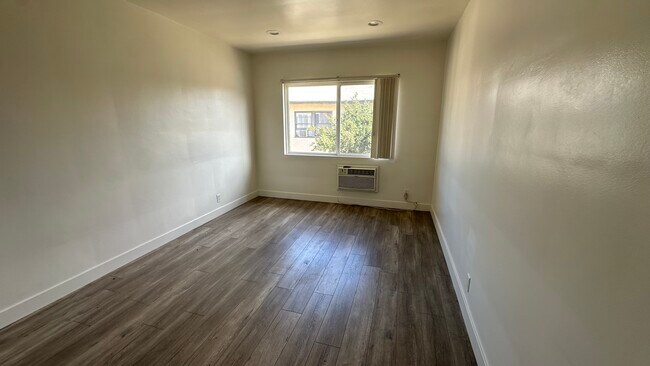 Photo - 13233 Oxnard St Unidad 4