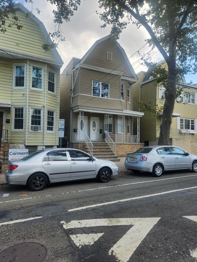 Building Photo - 352 WOODLAWN Ave Unit 2