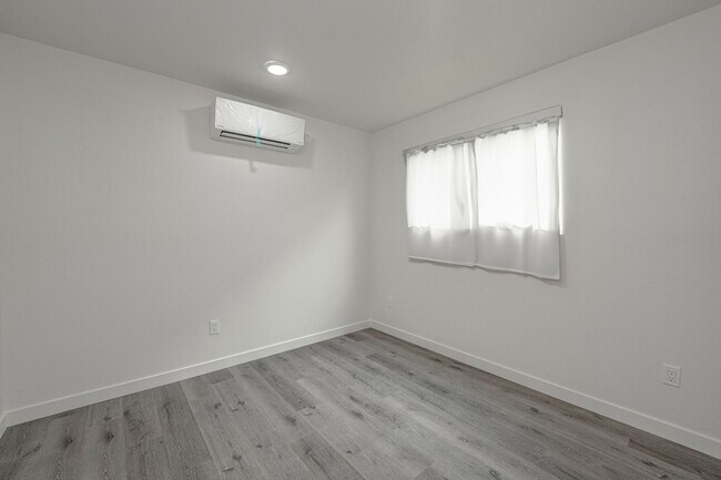 Photo - LA T 250 Unidad 1/2