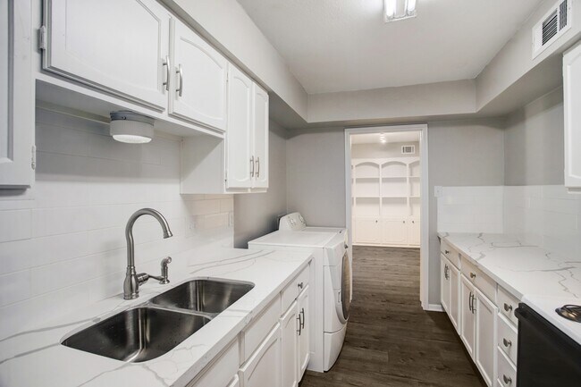 Building Photo - 353 N Post Oak Ln Unit 819 Rental