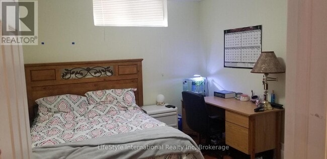 Photo - 114 Clairfields Dr W