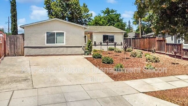 Building Photo - 3115 Calzar Dr Rental