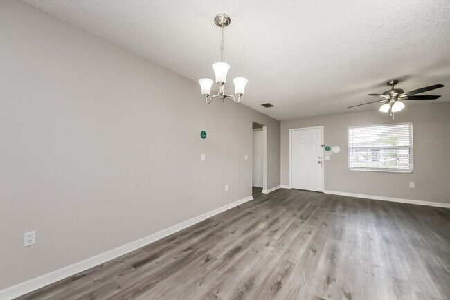 Photo - 242 Cheshire Ct