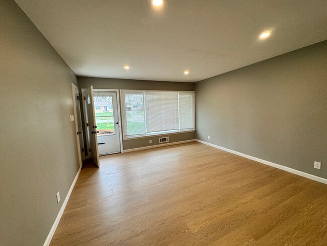 Photo - 1400 E Hanna Ave