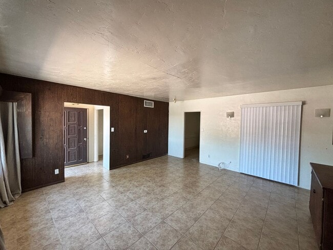 4132 E Kings Rd
