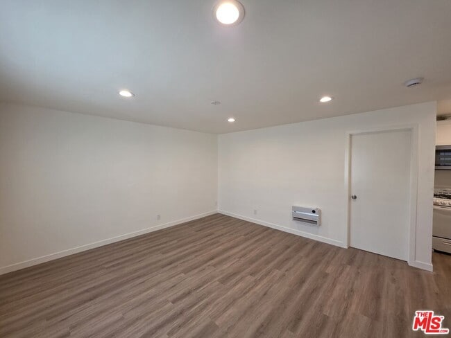 Building Photo - 2400 Vanderbilt Ln Unit 2402C