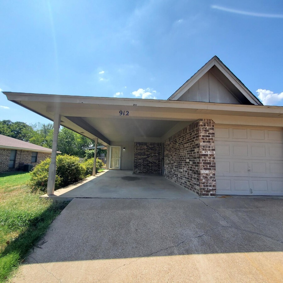 Charming 2-Bed, 2-Bath Duplex in Weatherford - Charming 2-Bed, 2-Bath Duplex in Weatherford Apartment