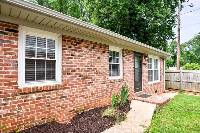 Photo - Tour Today! Beautiful redesigned corner co... Unidad 3141 Orleans Court