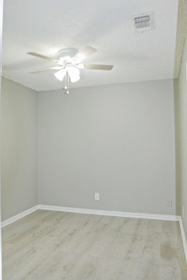 Photo - 412 Hollandale Cir