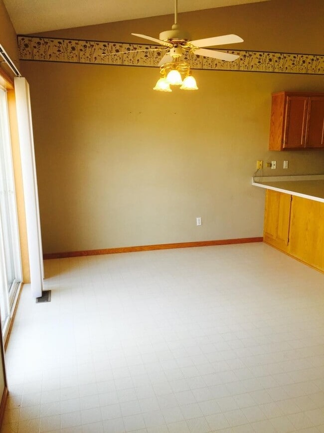 Photo - Very Spacious Townhome *3Bed*2Bath *Walkout *Open Floorplan*Available April 1st