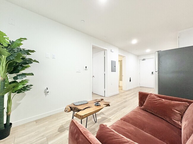 1BR, 1BA - 415SF - Living Room
