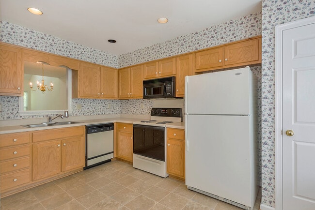 Photo - Charming 3-Bedroom Townhome in Sought-After Forest Lakes South!
