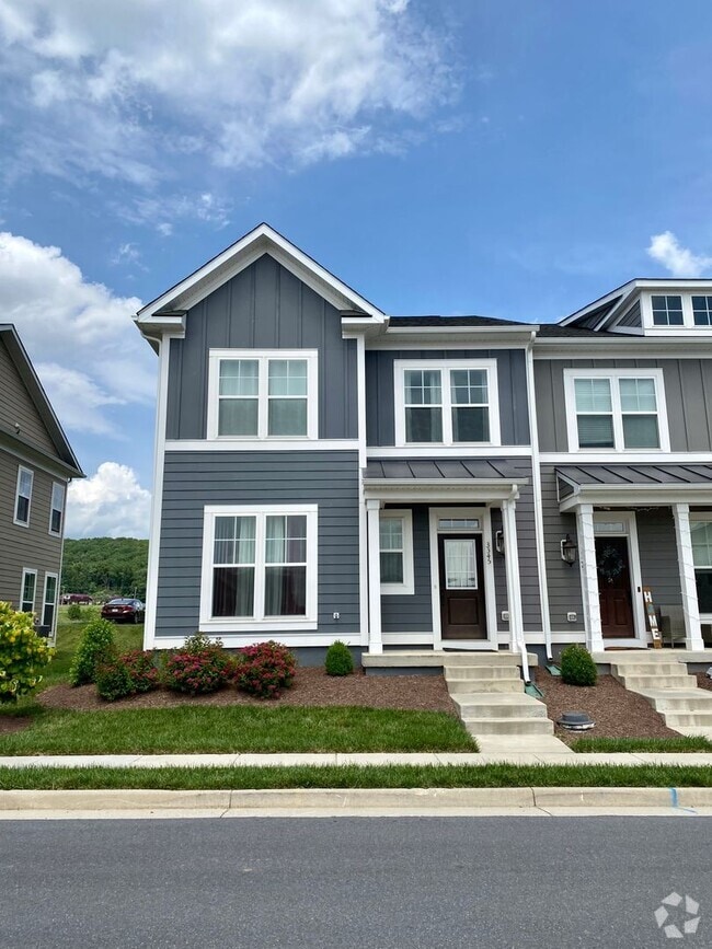 Building Photo - Charming 3-bedroom, 2.5-bathroom Townhouse