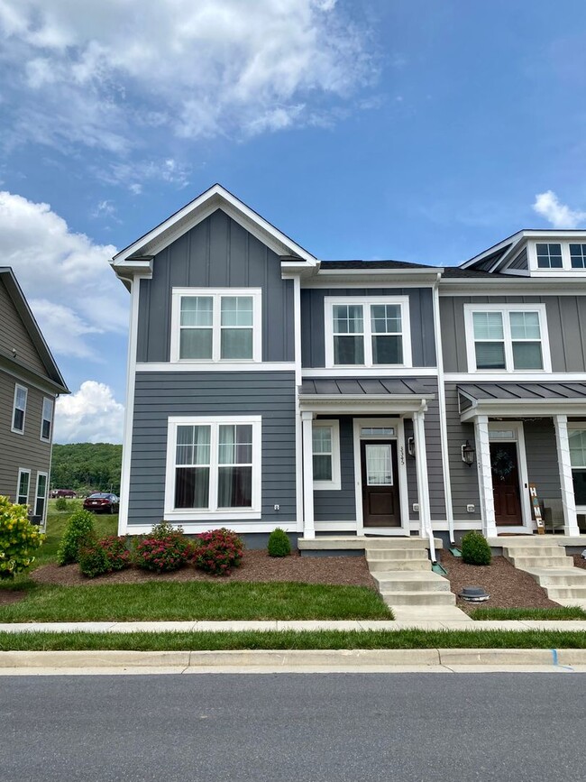 Charming 3-bedroom, 2.5-bathroom Townhouse - Charming 3-bedroom, 2.5-bathroom Townhouse