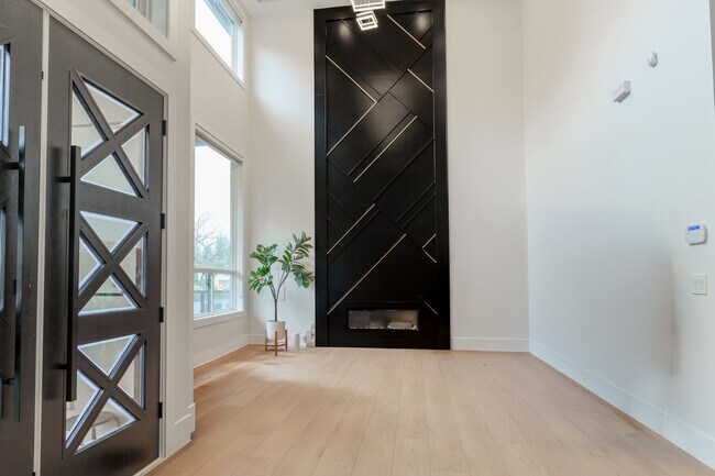 Photo - 2485 Guilford Dr Unité Upper