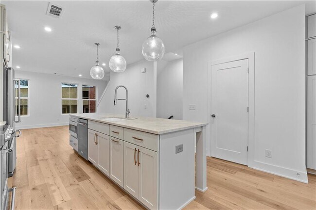 Building Photo - 201 New St Unit 1204