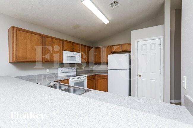 Photo - 1683 Christopher St