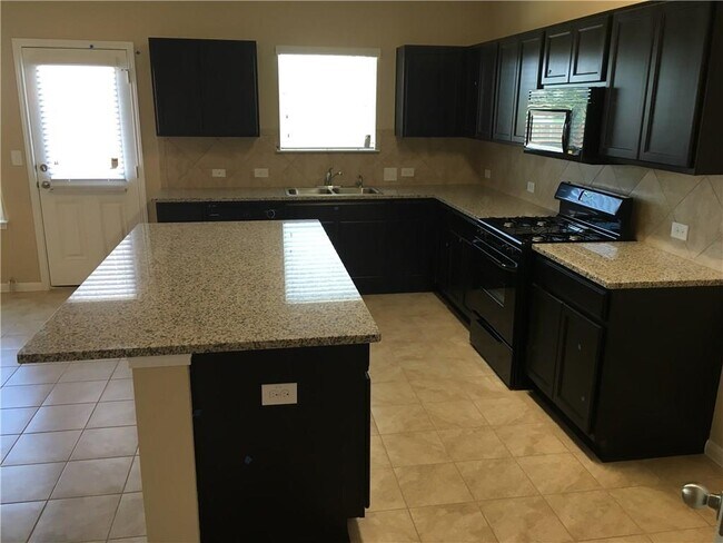 Photo - 301 Moulins Ln