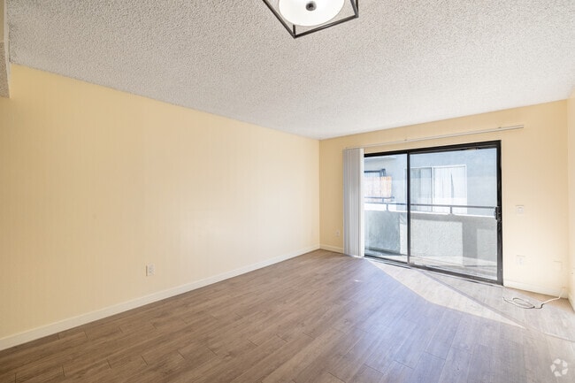 1BR, 1BA - 650SF - Living Room