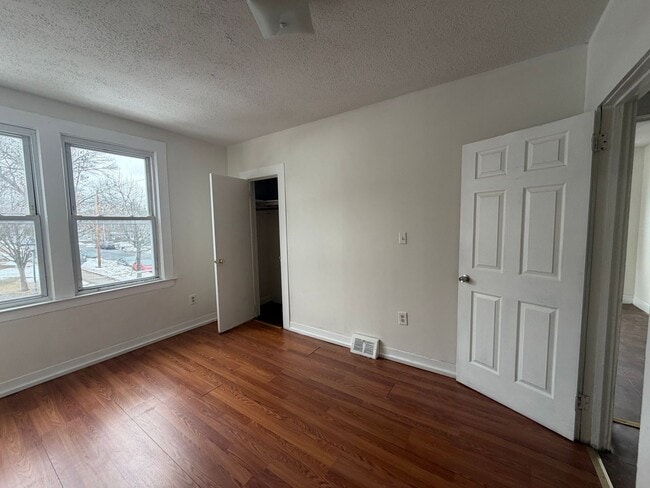 Photo - 57 Maltby St Unidad 2nd Front