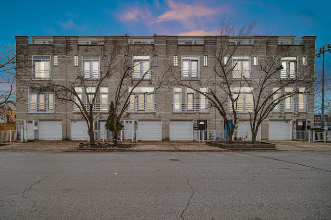 Photo - 2201 W Ohio St Townhome