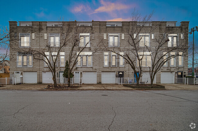 Building Photo - 2201 W Ohio St Rental