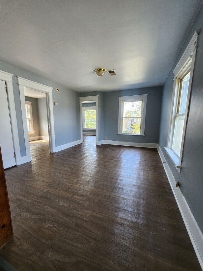 Building Photo - Upper 2 bedroom unit Rental