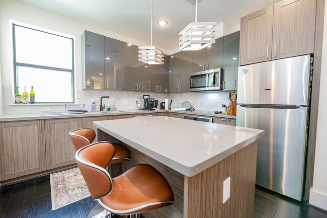 Building Photo - 2401 Crawford St Unit A212