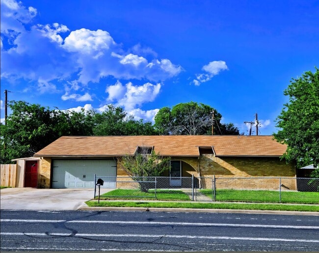 2 BEDROOM HOUSE AVAILABLE NOW! - 2 BEDROOM HOUSE AVAILABLE NOW!