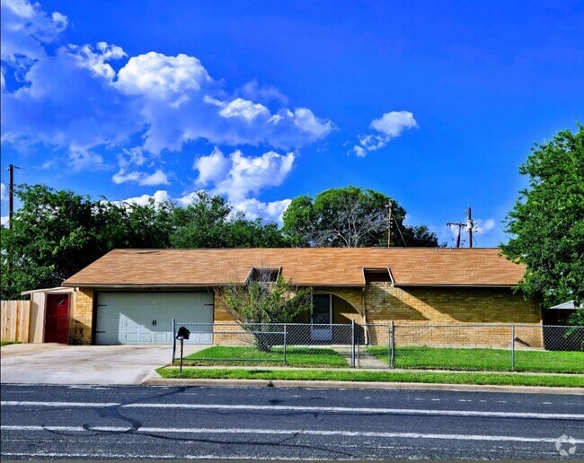 Building Photo - 2 BEDROOM HOUSE AVAILABLE NOW!