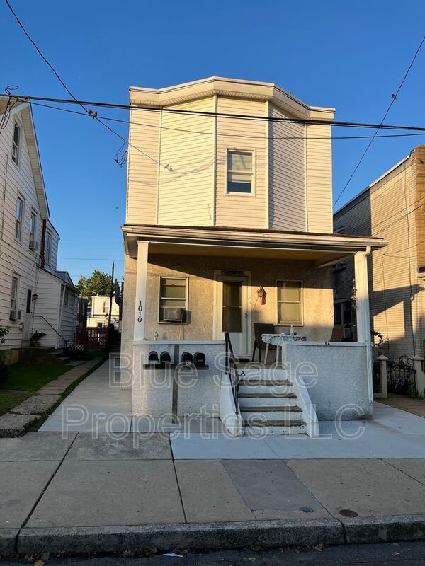 Building Photo - 1010 Yates Ave Unit 2A (front)