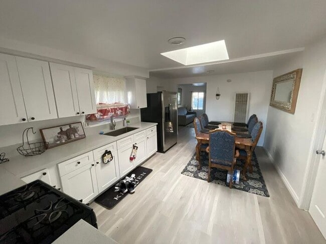 Photo - Fully Furnished House for Rent at 10953 Campbell Ave Riverside