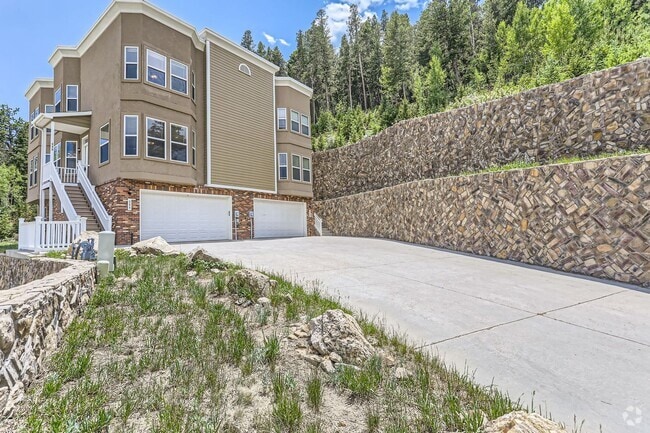 Building Photo - Beautifully maintained town-home in Centra...