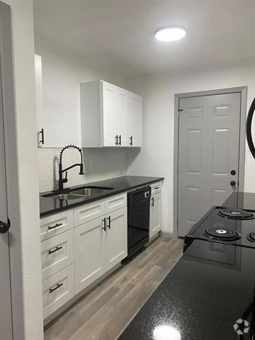 Building Photo - 224-226 E Lk St Rental
